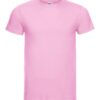 Lyserød T-shirt hænger på en hvid baggrund.