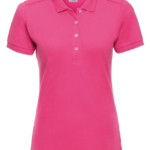 Lyserød polo shirt med korte ærmer hænger på en usynlig mannequin; bag sig har den en hvid baggrund. Tekst på mærket: "R Russell Designed To Work."