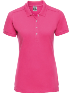 Lyserød polo shirt med korte ærmer hænger på en usynlig mannequin; bag sig har den en hvid baggrund. Tekst på mærket: "R Russell Designed To Work."