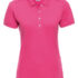 Lyserød polo shirt med korte ærmer hænger på en usynlig mannequin; bag sig har den en hvid baggrund. Tekst på mærket: "R Russell Designed To Work."