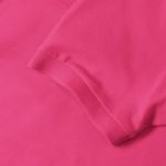 Lyserød t-shirt-ærme ligger fladt, foldet indad ved sømmen, på en ensfarvet baggrund af samme materiale.