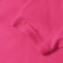 Lyserød t-shirt-ærme ligger fladt, foldet indad ved sømmen, på en ensfarvet baggrund af samme materiale.