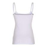 Hvid tanktop med tynde stropper, hænger frit i et neutralt, hvidt baggrundsmiljø.