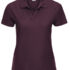 En lilla polo t-shirt med kort ærme hænger frit uden baggrund. Den har en krave og knaplukning ved halsen. Kortærmet design og tekstiletikette ved nakken.