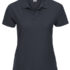 Sort poloshirt med korte ærmer hænger uden baggrund. Øverst er et lille "Russell"-logo indsyet på kraven.