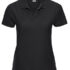 Sort poloshirt på hvid baggrund. Den har kort ærmer og en klassisk krave med to knapper. Mærkets logo er synligt på indersiden af kraven.