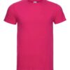 En lyserød t-shirt ligger fladt placeret mod en hvid baggrund.