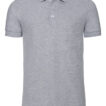 Grå poloshirt med korte ærmer og to knapper, placeret frontalt. Shirtens krave er nedslået, og den er enkel og uden mønstre.