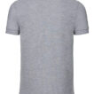 En grå poloshirt set bagfra, hænger lodret uden viste bevægelser, med korte ærmer og en klassisk krave. Omgivelserne er en neutral hvid baggrund.