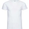 En hvid T-shirt med korte ærmer og rund hals er vist uden baggrund eller anden kontekst. Trøjen er enkel og uden tryk eller dekorationer.