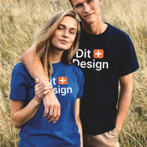 To personer iført blå og sort t-shirt med teksten "Dit Design". De står i en eng med højt græs.
