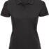 Sort polo-shirt til kvinder med korte ærmer og en krave med to knapper. Baggrund er hvid.