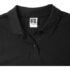 En sort polo shirt ligger fladt på en hvid overflade. Der er en mærkat inde i kraven med teksten "Russell S60F S".