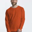 Mand iført en orange sweatshirt smiler i et studie med en hvid baggrund. På billedets øverste venstre hjørne står der "Neutral Certified Responsibility".