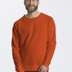 Mand iført en orange sweatshirt smiler i et studie med en hvid baggrund. På billedets øverste venstre hjørne står der "Neutral Certified Responsibility".
