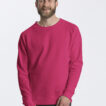 En mand med skæg smiler, iført en lyserød sweatshirt. Tekst: "Neutral® Certified Responsibility®". Baggrunden er hvid.