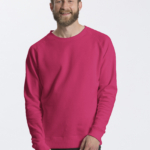 En mand med skæg smiler, iført en lyserød sweatshirt. Tekst: "Neutral® Certified Responsibility®". Baggrunden er hvid.