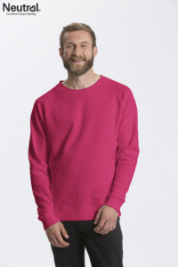 En mand med skæg smiler, iført en lyserød sweatshirt. Tekst: "Neutral® Certified Responsibility®". Baggrunden er hvid.