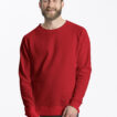 En mand iført en rød sweatshirt står smilende, med hænderne let sammenfoldet. Han har kort hår og fuldskæg. Tekst: "Neutral Certified Responsibility." Baggrunden er hvid.