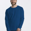 En mand iført en blå sweatshirt smiler, mens han står foran en hvid baggrund. Tekst: "Neutral® Certified Responsibility™" i øverste venstre hjørne.