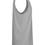 Grå tanktop hængende på en usynlig bøjle, set fra siden. Stoffet er ensfarvet, og blusen har dybe ærmegab. Baggrunden er hvid og enkel.