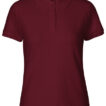 En bordeauxfarvet polo shirt hænger frit, foran på kraven står teksten "Neutral Certified Responsibility." Den har en klassisk krave med tre knapper og korte ærmer.
