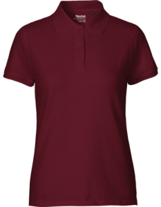 En bordeauxfarvet polo shirt hænger frit, foran på kraven står teksten "Neutral Certified Responsibility." Den har en klassisk krave med tre knapper og korte ærmer.
