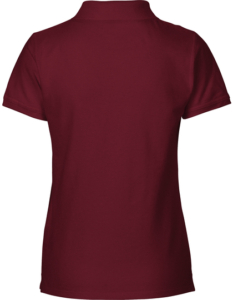En vinrød polo shirt, set bagfra, hænger frit. Den har korte ærmer og en klassisk krave, uden synlige mønstre eller logoer.