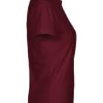 Bordeaux kortærmet poloshirt står stille mod en hvid baggrund. Den er set fra siden og har en lille slids i den nederste søm.