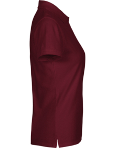 Bordeaux kortærmet poloshirt står stille mod en hvid baggrund. Den er set fra siden og har en lille slids i den nederste søm.