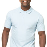 En mand i en lyseblå poloshirt smiler til kameraet. Han står foran en hvid baggrund.