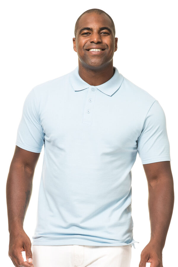 Økologisk Stretch Poloshirt profil En mand i en lyseblå poloshirt smiler til kameraet. Han står foran en hvid baggrund.