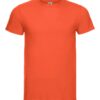 En ensfarvet rød T-shirt med korte ærmer og rund hals, hænger strakt oprejst mod en hvid baggrund.