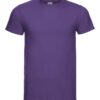 En lilla T-shirt vises forfra, hængende uden synlig baggrund eller bærer.