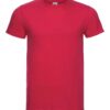 En ensfarvet rød T-shirt hænger i sig selv på en hvid baggrund. Den har korte ærmer og rund halsudskæring uden synlige mønstre eller dekorationer.