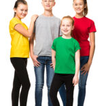 Fire børn står sammen, smilende og iført farverige T-shirts (gul, grå, grøn og rød) og jeans på en hvid baggrund.