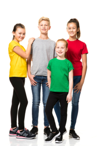 Fire børn står sammen, smilende og iført farverige T-shirts (gul, grå, grøn og rød) og jeans på en hvid baggrund.