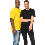 To mennesker står sammen; den ene iført en gul t-shirt og jeans, den anden iført en sort t-shirt og sorte bukser. De smiler i et studie med hvid baggrund.