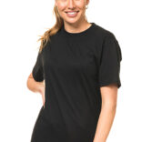 Kvinde iført sort T-shirt, smilende til kameraet, med en hvid baggrund og hånden hvilende på hoften.