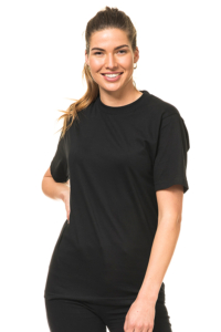 Kvinde iført sort T-shirt, smilende til kameraet, med en hvid baggrund og hånden hvilende på hoften.