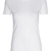 Hvid T-shirt hænger ubevægelsesløst på en usynlig bøjle mod en neutral, hvid baggrund. Der er ingen tekst eller yderligere detaljer omkring.
