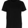 Sort t-shirt står stille i værelse mod en helt hvid baggrund.