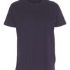 En mørkeblå t-shirt hænger stille mod en hvid baggrund.