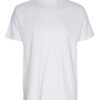 Hvid T-shirt hænger frit mod en hvid baggrund.