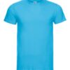 Blå T-shirt vises forfra, hænger på en usynlig bøjle i en simpel, hvid baggrund.