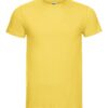 En gul t-shirt med korte ærmer hænger på en neutral baggrund.