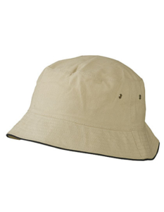 Beige bøllehat med to små ventilationshuller på siden, ligger i en hvid baggrund.