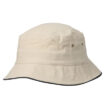 Bøllehatten er beige med en sort kant langs skyggen. Den har to små ventilationshuller på siden og befinder sig mod en hvid baggrund.
