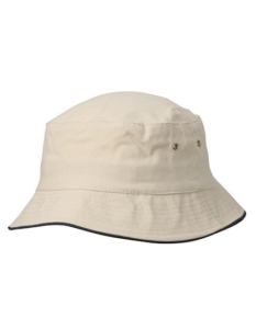 Bøllehatten er beige med en sort kant langs skyggen. Den har to små ventilationshuller på siden og befinder sig mod en hvid baggrund.