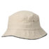 Bøllehatten er beige med en sort kant langs skyggen. Den har to små ventilationshuller på siden og befinder sig mod en hvid baggrund.